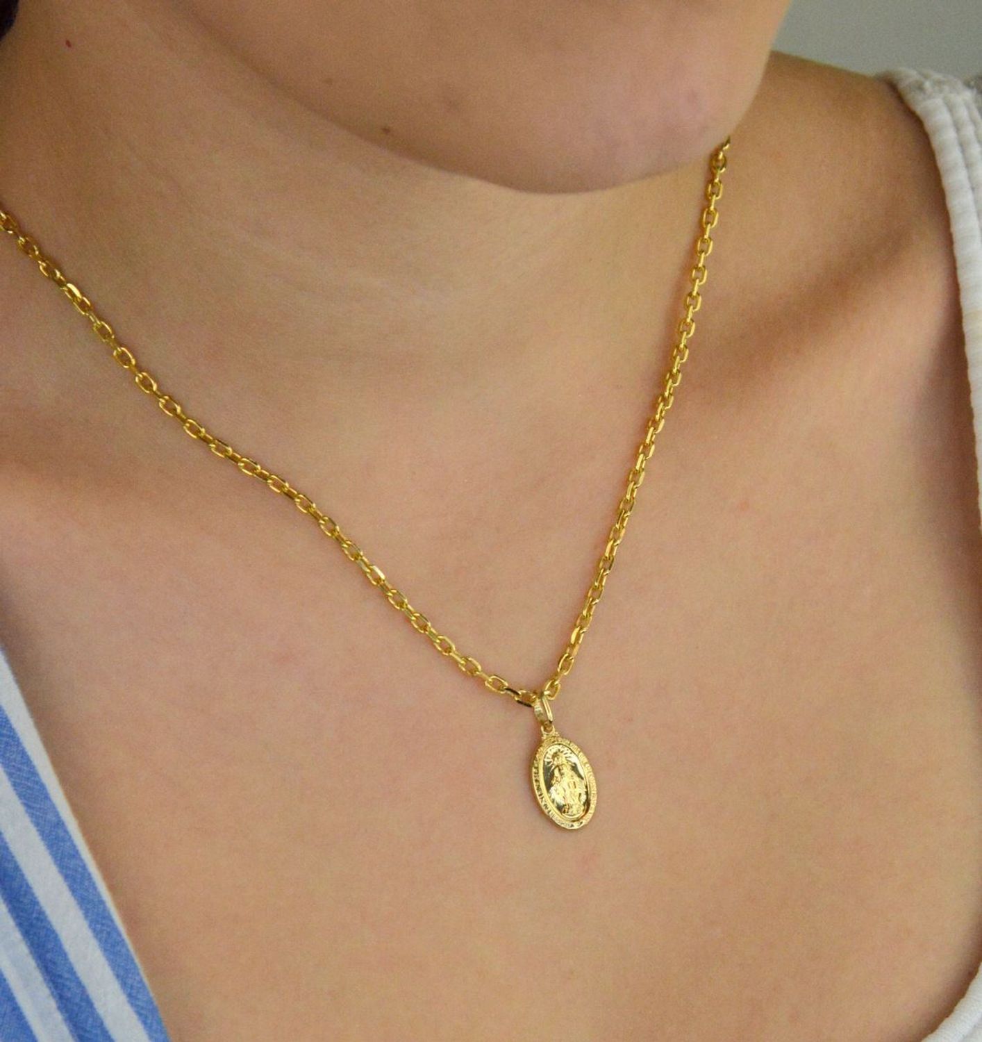 Zawieszka złota damska ZA 1533A 585 – Matka Boska Niepokalana, owalna. Wymiary 2,2 cm x 1,0 cm, waga 1,03 g. Subtelna i elegancka biżuteria religijna, idealna na prezent.1.jpg